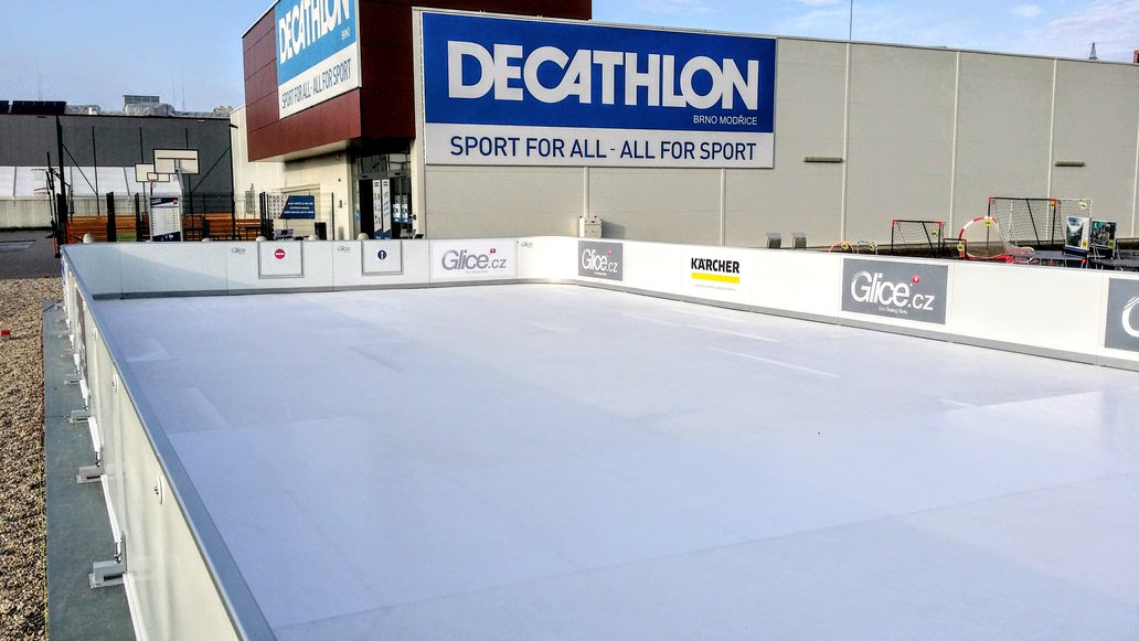 Kluziště z umělého ledu v Decathlon Brno